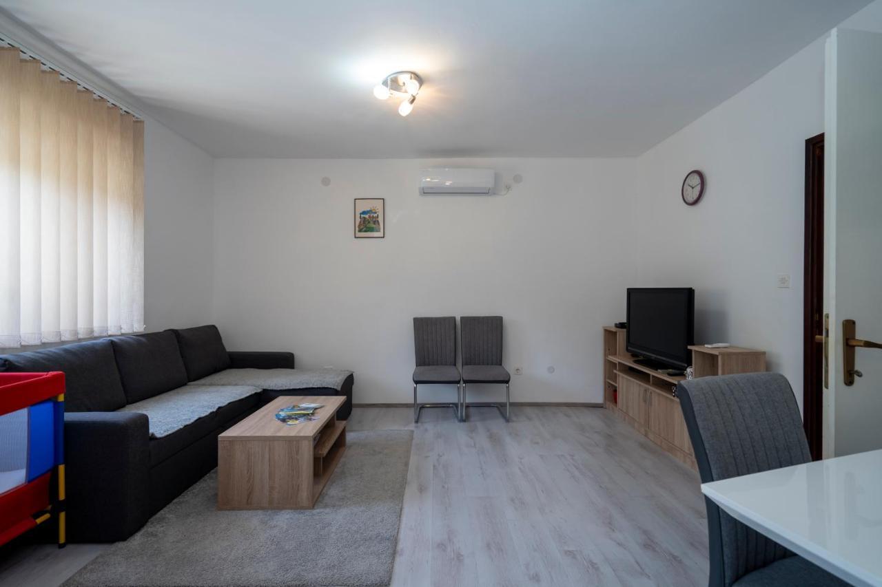 Apartman Curcic Knin Exteriör bild