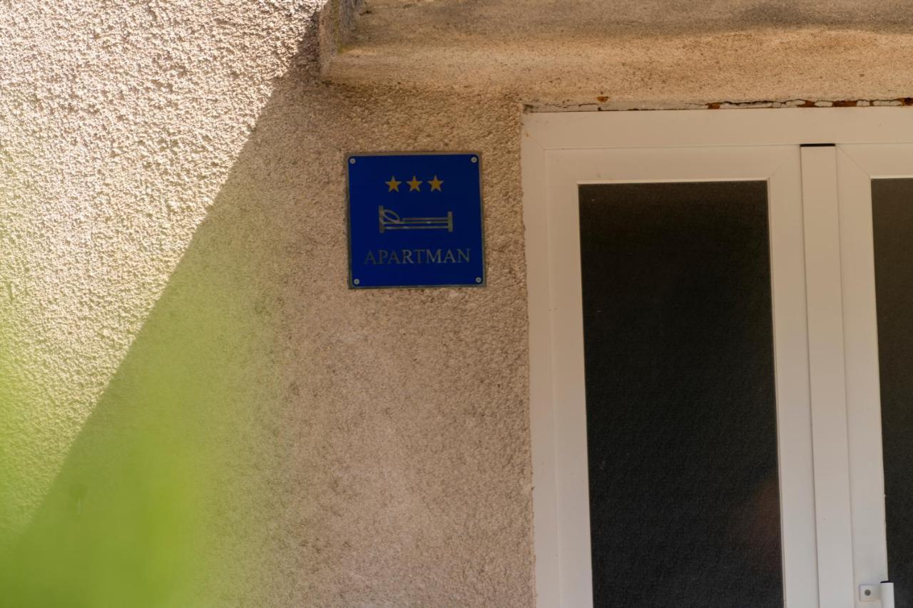 Apartman Curcic Knin Exteriör bild